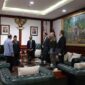 President Amerika SerikatJoe Biden mengucapkan selamat kepada calon Prabowo Subianto melalui surat resmi, diantar langsungDuta Besar Amerika Serikat untuk ASEAN Yohannes Abraham. (Dok. Tim Media Prabowo)