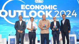 Dirgayuza Setiawan (nomor 4 dari kiri) dan para pembicara di acara CNBC Indonesia Economic Outlook 2024 di Hotel Ritz-Carlton, Pacific Place, Jakarta, Kamis (29/2/2024). (Dok. Pribadi)
