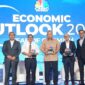 Dirgayuza Setiawan (nomor 4 dari kiri) dan para pembicara di acara CNBC Indonesia Economic Outlook 2024 di Hotel Ritz-Carlton, Pacific Place, Jakarta, Kamis (29/2/2024). (Dok. Pribadi)
