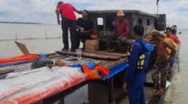 Kapal pembawa beras yang karam di perairan Meranti. (Dok. Riau1.com)