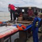 Kapal pembawa beras yang karam di perairan Meranti. (Dok. Riau1.com)