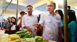 Menteri Perdagangan RI Zulkifli Hasan meninjau harga kebutuhan pokok di Pasar Tagog Padalarang, Kabupaten Bandung Barat, Sabtu (1/6/2024). (Dok. Jabarprov.go.id)