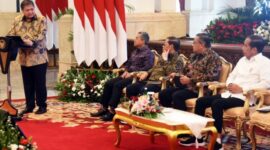 Menko Pereekonomian, Airlangga Hartarto menyampaikan laporan pada Pembukaan Rakornas Pengendalian Inflasi Tahun 2024 dan Tim Pengendalian Inflasi Daerah (TPID) Award, di Istana Negara (14/6/2024). (Foto: Humas Setkab/Rahmat)