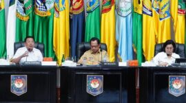 Kepala Bapanas Arief Prasetyo Adi bersama Mendagri Tito Karnavian dan Menkeu Sri Mulyani dalam Rakor Inflasi di Kemendagri (6/11/2023). (Dok. Tim Komunikasi Bapanas)