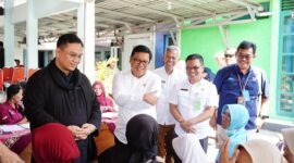 Kepala Bapanas Arief Prasetyo Adi bersama Anggota Ombudsman RI Yeka Hendra Fatika di Kantor Kecamatan Kasihan, Bantul. (Dok. Dok. Tim Komunikasi Bapanas)