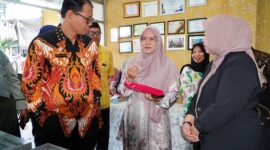 Deputi Penganekaragaman Konsumsi dan Keamanan Pangan Bapanas, Andriko Noto Susanto saat melakukan kunjungan ke UMKM pangan lokal di Medan. (Dok. Tim Komunikasi Bapanas)