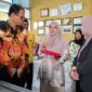 Deputi Penganekaragaman Konsumsi dan Keamanan Pangan Bapanas, Andriko Noto Susanto saat melakukan kunjungan ke UMKM pangan lokal di Medan. (Dok. Tim Komunikasi Bapanas)