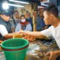 Deputi Kerawanan Pangan dan Gizi Bapanas Nyoto Suwignyo saat meninjau Pasar Tambun, Bekasi, Jawa Barat pada Selasa (13/8/2024). (Dok. Tim Komunikasi Bapanas)
