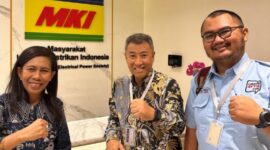 Dewan Pakar Masyarakat Ketenagalistrikan Indonesia (MKÌ) Riki Ibrahim bersama tokoh perempuan Yofani Yuki dan Pimpinan Comestoarra.com Arief Noerhidayat. (Dok. Comestoarra.com)