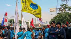 Massa dari berbagai kalangan, termasuk mahasiswa, melakukan unjuk rasa untuk menentang disahkannya RUU Pilkada di depan Gedung DPR. (Instagram.com @nuonline_id)