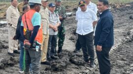 Menteri Pertanian, Andi Amran Sulaiman melakukan evaluasi terhadap progres optimalisasi lahan rawa seluas 40 ribu hektar yang tersebar di enam distrik. (Dok. Pertanian.go.id)