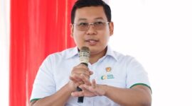 Kepala Bapanas Arief Prasetyo Adi saat melakukan panen raya padi di lahan PT Sang Hyang Seri (SHS), Subang, Jawa Barat. (DDok. Tim Komunikasi Bapanas)