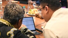 Wakil Menteri Komunikasi dan Digital Angga Raka Prabowo melakukan inspeksi langsung ke jalur Pantai Utara (Pantura). (Dok. komdigi.go.id)