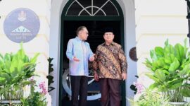 Momen akrab antara Presiden Republik Indonesia Indonesia, Prabowo Subianto dan Perdana Menteri Malaysia, Anwar Ibrahim. (Facebook.com @Setkab RI)