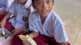 Siswa SD di Gorontalo Simpan Makanan Gratis untuk Ibu. (Tiktok.com @4nna412)