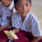 Siswa SD di Gorontalo Simpan Makanan Gratis untuk Ibu. (Tiktok.com @4nna412)