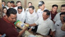 Kepala Bapanas Arief Prasetyo Adi meninjau beras SPHP di pasar modern Serang, Banten. (Dok. Bapenas)

