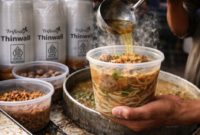 Tuang kuah mendidih nggak pakai drama! 🍜🔥 Pakai wadah Trifinity yang sudah teruji tahan suhu tinggi hingga 100°C. Struktur tebal dan kokoh, dijamin anti-meleyot dan aman buat pelanggan.